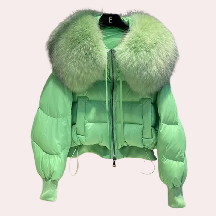 Lichtgroene gewatteerde jas met grote bontkraag, trendy wintermode, dameskleding, warme en stijlvolle jas, modieuze winterjas.