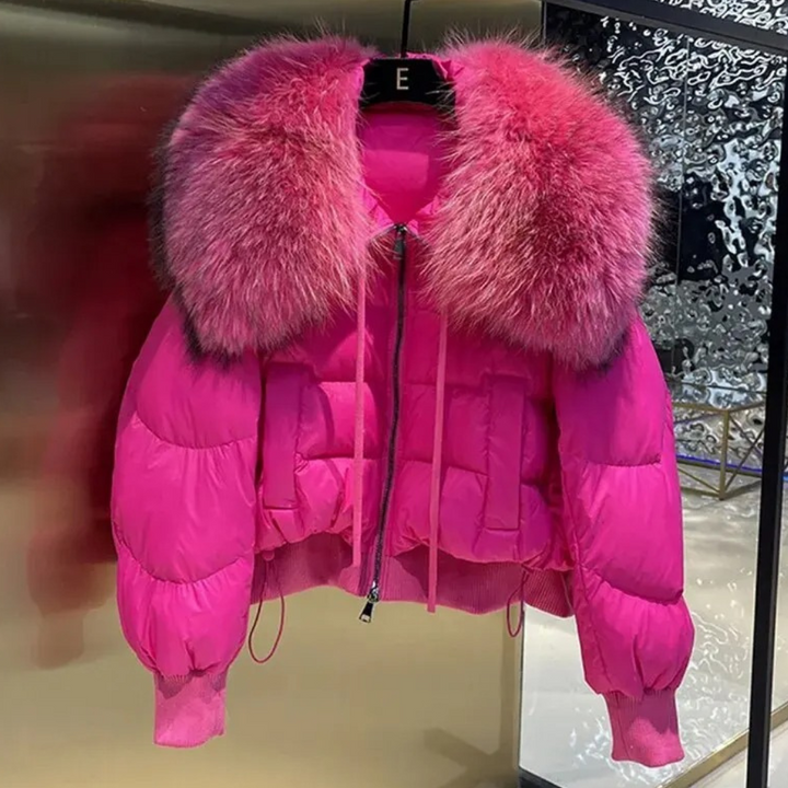 Roze gewatteerde jas met grote bontkraag, trendy wintermode, dameskleding, luxe uitstraling, warme jas, stijlvolle buitenkleding.