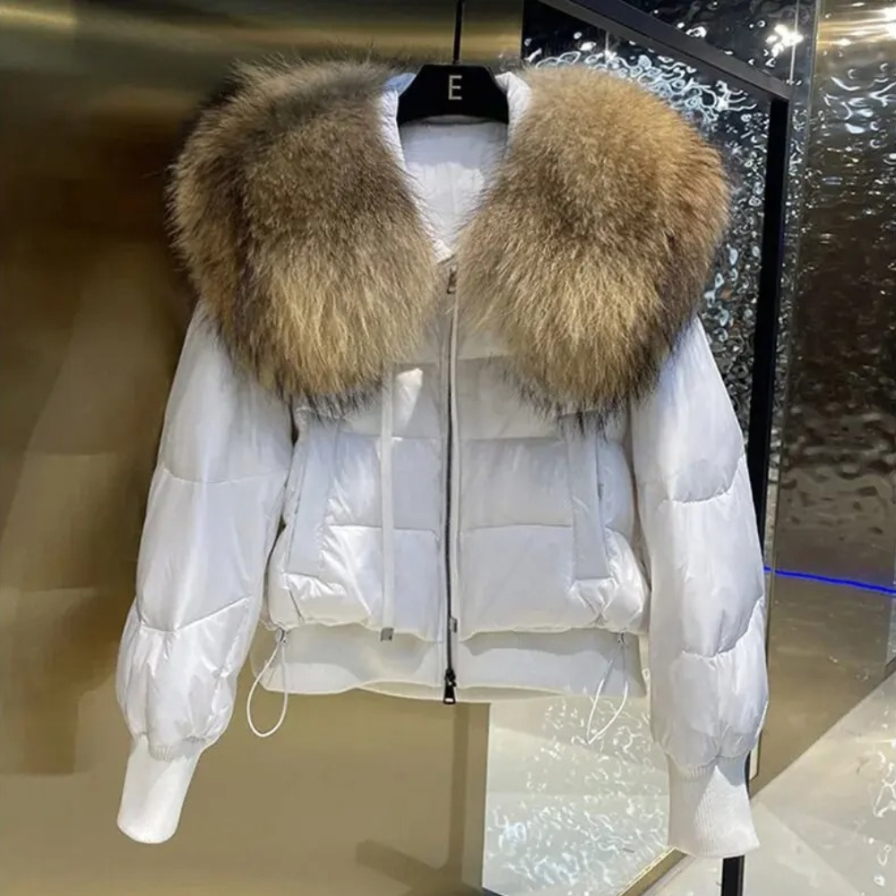 Witte gewatteerde jas met bruine bontkraag, luxe wintermode, stijlvolle damesjas, warme kleding, modetrend, hoogwaardige materialen.