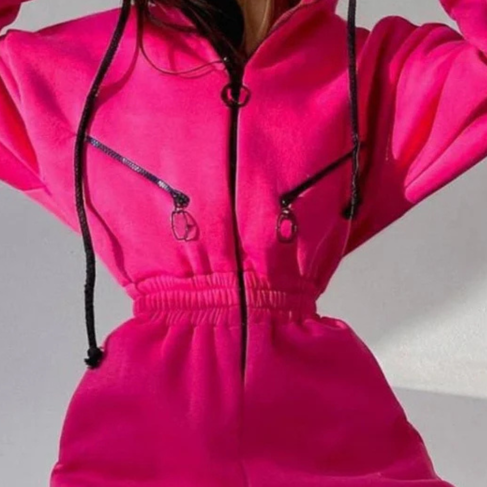Felroze fleece hoodie met zwarte trekkoorden, ritssluiting en elastische taille. Trendy dameskleding, comfortabele en modieuze stijl.