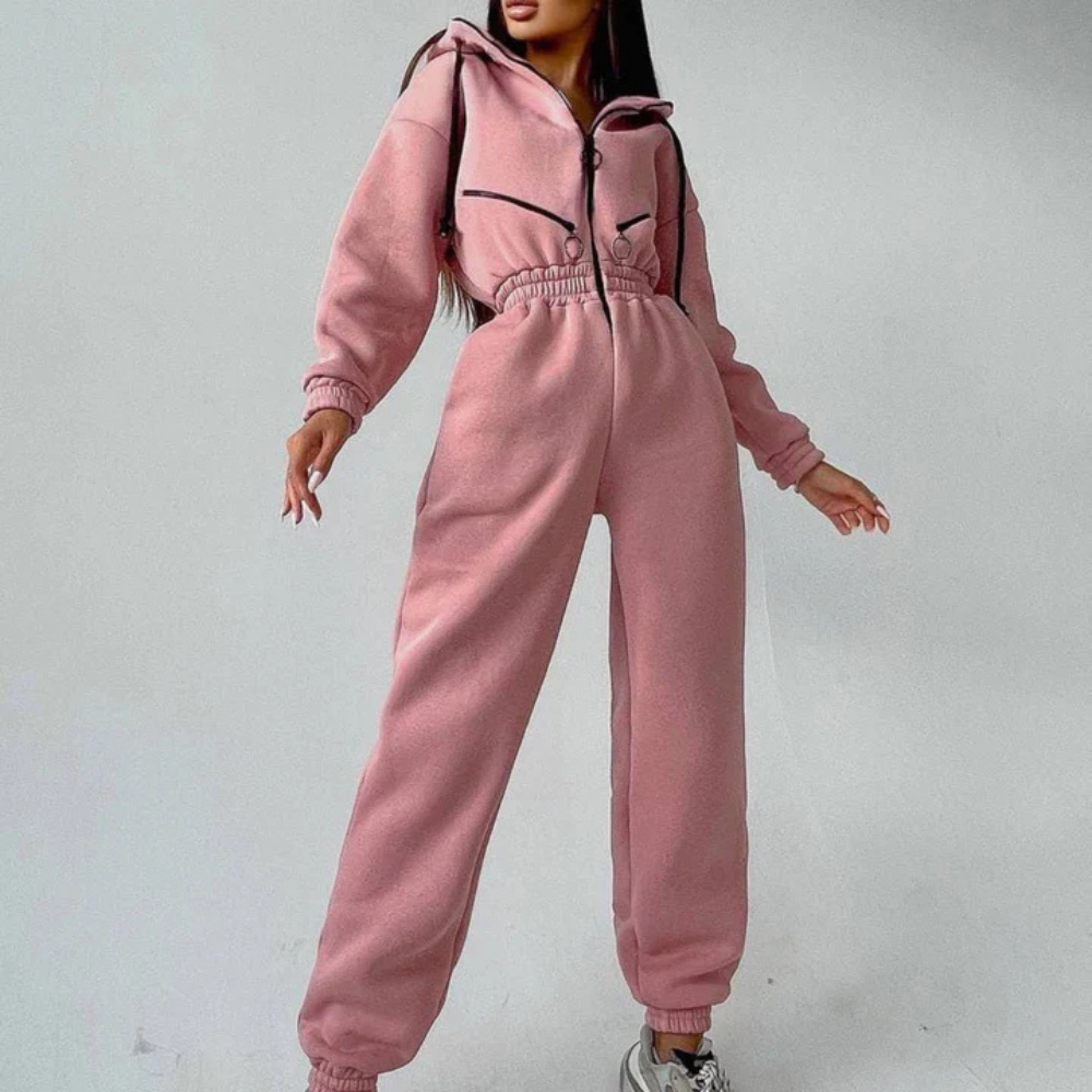 Roze damesjumpsuit met capuchon, elastische taille en ritssluiting. Comfortabele loungewear, trendy en stijlvol voor casual outfits.