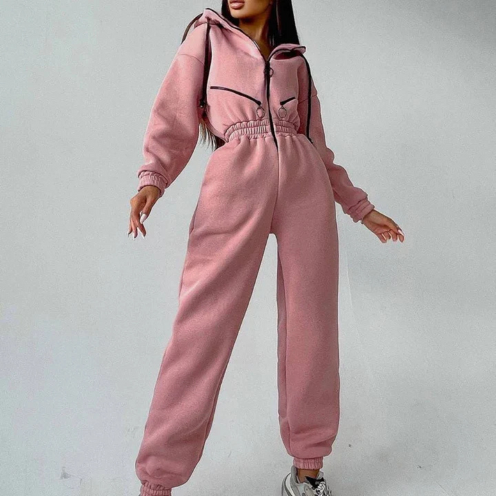 Roze damesjumpsuit met capuchon, elastische taille en ritssluiting. Comfortabele loungewear, trendy en stijlvol voor casual outfits.
