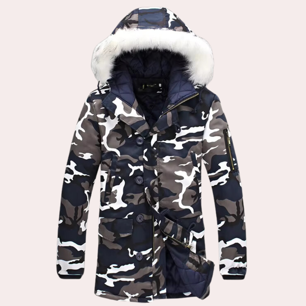 Camouflage winterjas met capuchon en witte bontkraag, knopen en ritsen. Ideaal voor herenmode, outdoor kleding, warme winterjassen.