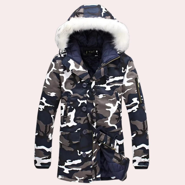 Camouflage winterjas met capuchon en witte bontkraag, knopen en ritsen. Ideaal voor herenmode, outdoor kleding, warme winterjassen.