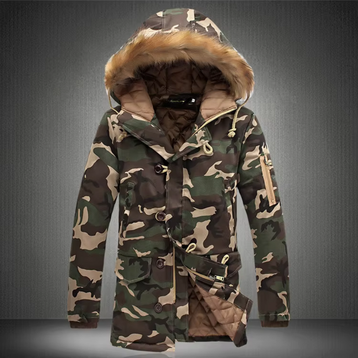 Camouflage winterjas met capuchon en nepbont, herenmode, warme gewatteerde parka, outdoor kleding, stijlvol en functioneel ontwerp.