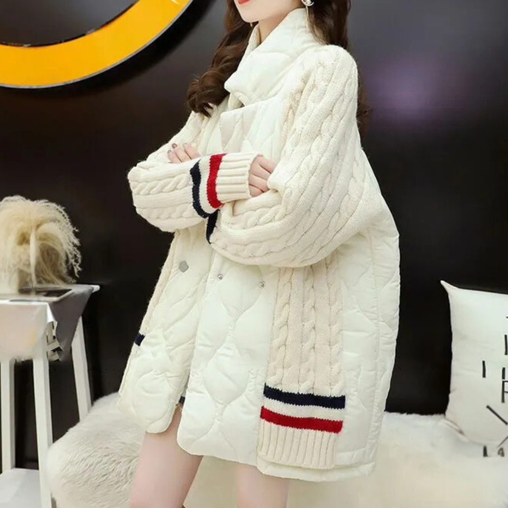 Dames oversized gebreide trui, crèmekleurig, met kabelpatroon en gestreepte manchetten. Modieuze winterkleding, comfortabel en stijlvol.