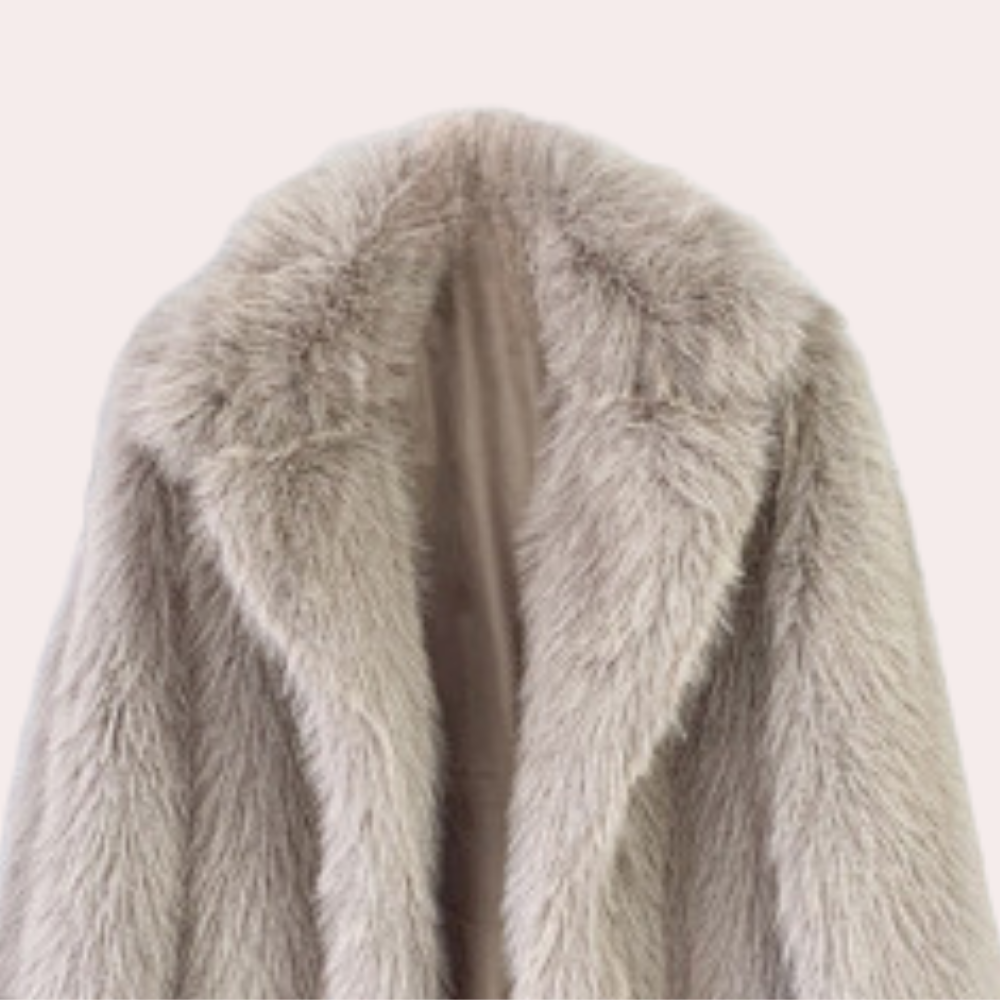 Grijze faux fur jas met kraag, zachte textuur, wintermode, dameskleding, stijlvolle warme jas, trendy en elegant design.