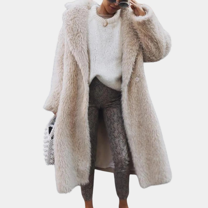 Vrouw in lange, beige teddyjas met witte trui en grijze broek. Modieuze winteroutfit, trendy dameskleding, stijlvolle winterjas.