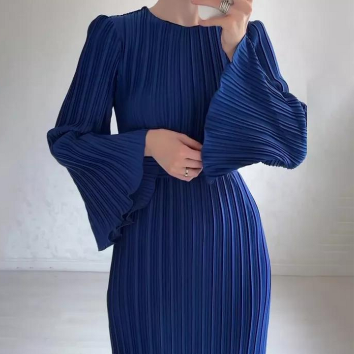 Vrouw in elegante blauwe geplooide jurk met lange mouwen, modieuze kleding, stijlvolle damesmode, chique avondjurk, trendy design.