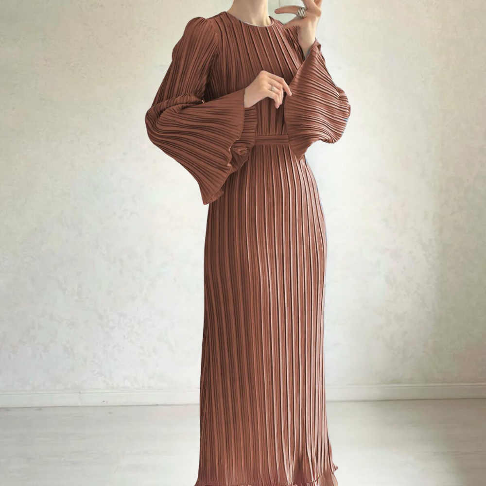 Elegante bruine geplooide jurk met lange mouwen, perfect voor formele gelegenheden. Modieuze dameskleding, stijlvol en tijdloos design.