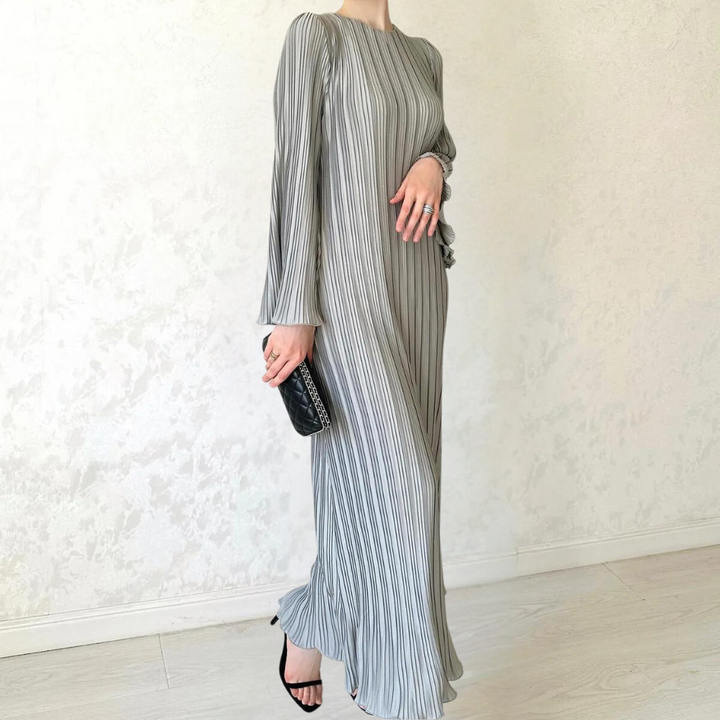 Grijze gestreepte maxi-jurk met lange mouwen, gedragen door een vrouw met zwarte hakken en een zwarte clutch, elegante mode voor dames.