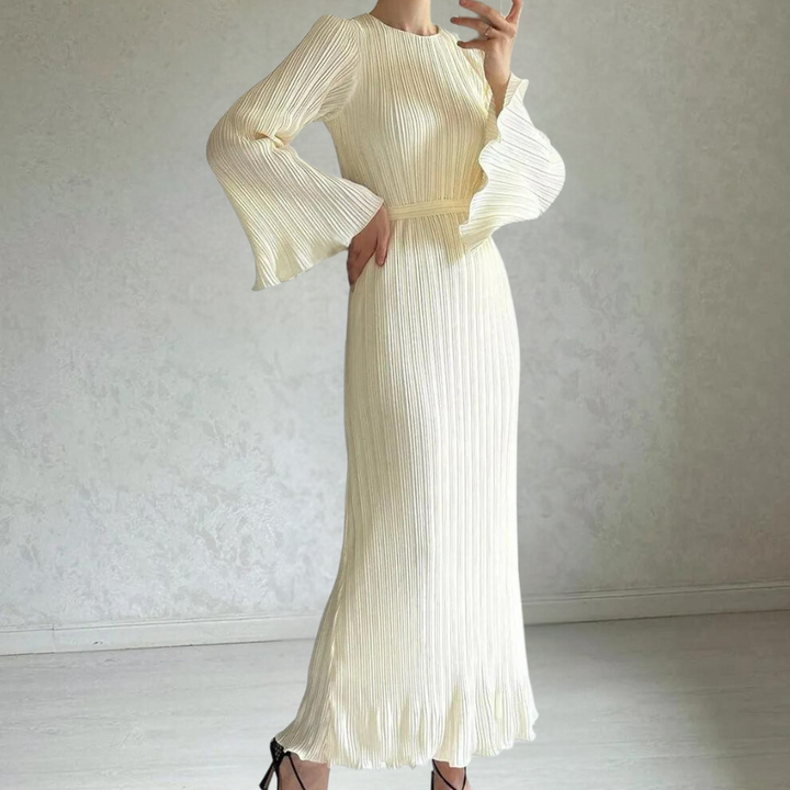 Elegante ivoorwitte plissé jurk met lange mouwen en golvende details, perfect voor formele gelegenheden. Tijdloze mode, verfijnde stijl.
