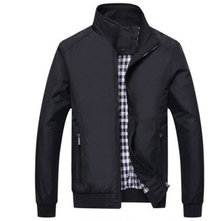 Zwarte heren zomerjas met opstaande kraag en geruite voering, ideaal voor casual en stijlvolle looks. Perfecte lichte jas voor lente en zomer.