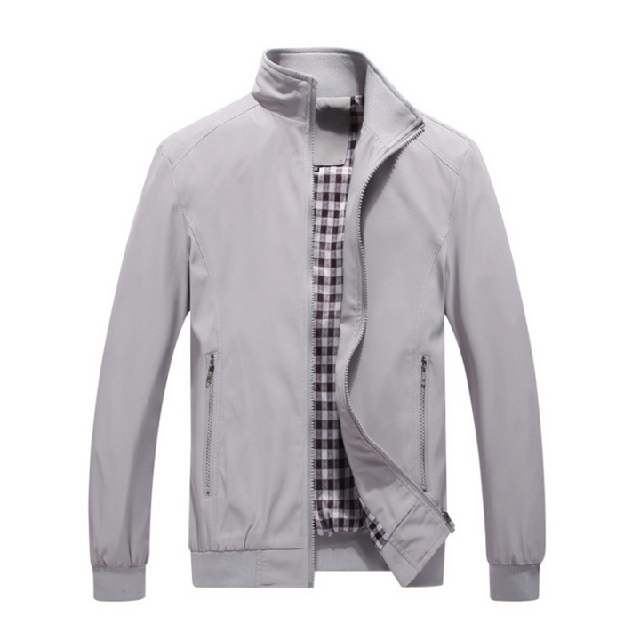 Grijze heren zomerjas met opstaande kraag en rits, geruite voering, ideaal voor casual en stijlvolle looks. Perfect voor lente en zomer.
