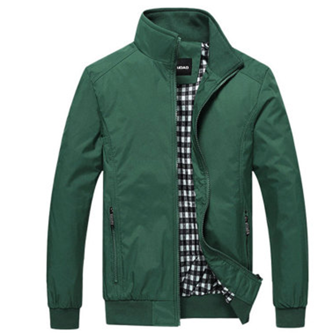 Groene heren zomerjas met rits, opstaande kraag en geruite voering. Stijlvolle en lichte jas voor lente en zomer. Perfect voor casual outfits.