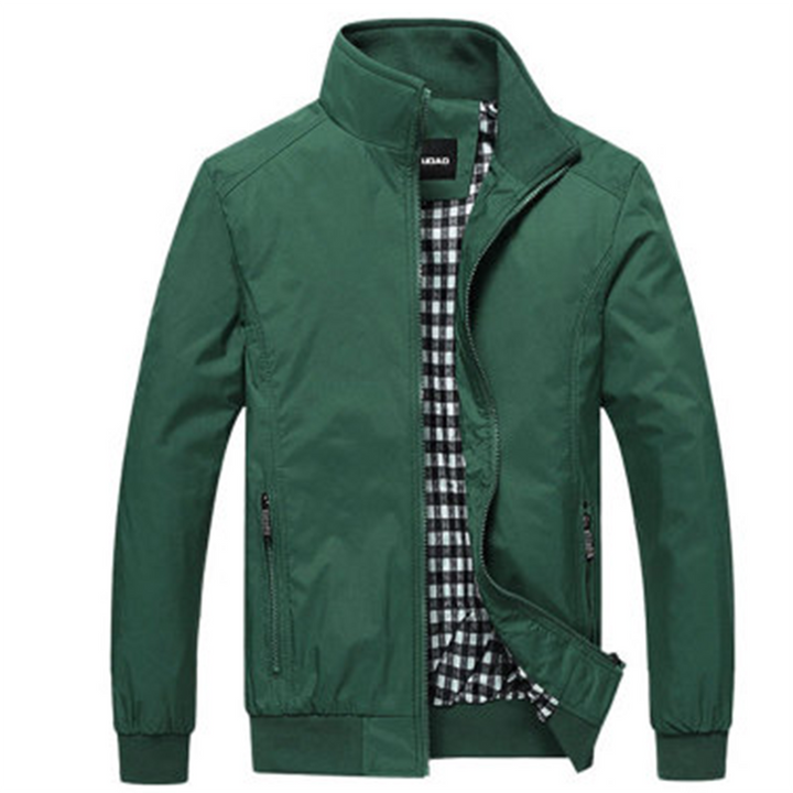 Groene heren zomerjas met rits, opstaande kraag en geruite voering. Stijlvolle en lichte jas voor lente en zomer. Perfect voor casual outfits.