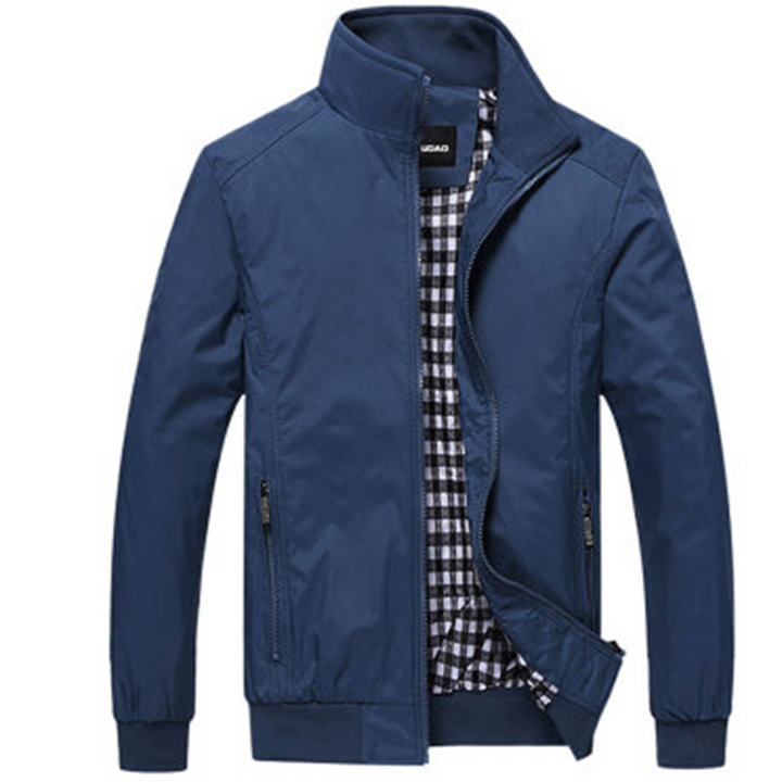 Blauwe heren zomerjas met opstaande kraag en rits, geruite voering, ideaal voor casual en stijlvolle looks. Perfecte jas voor lente en zomer.