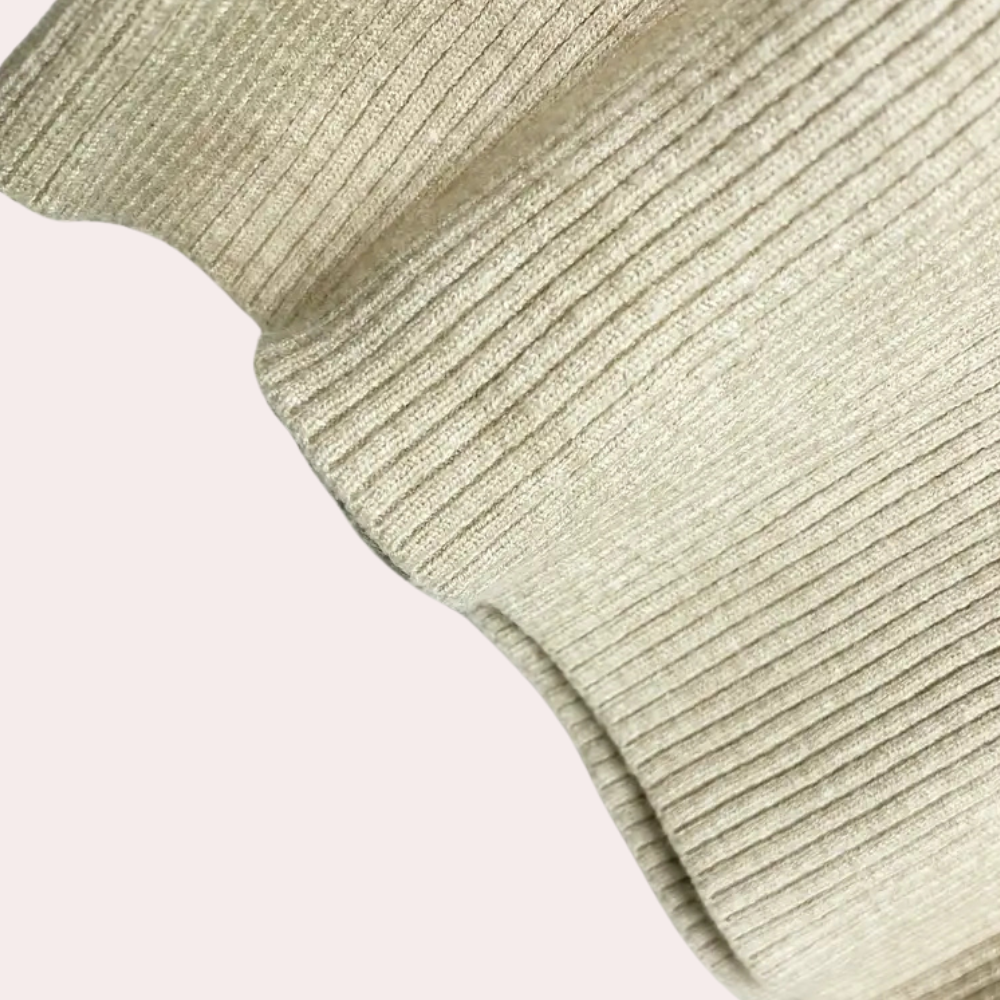 Geribbelde beige trui stof close-up, zachte textuur, modieuze kleding, comfortabele wintermode, hoogwaardige breisel, trendy design.