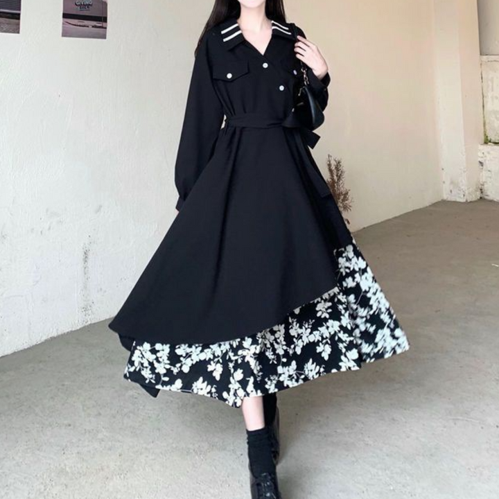 Zwarte Marusia-jurk met witte bloemenprint, lange mouwen en kraagdetails. Elegante damesmode, perfect voor herfst- en winterseizoenen.