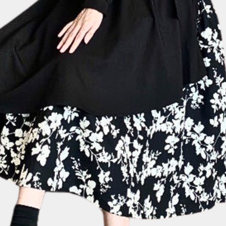 Zwart-witte bloemenrok, vloeiend ontwerp, elegante damesmode, Marusia-collectie, hoogwaardige stof, stijlvolle kleding, trendy outfit.