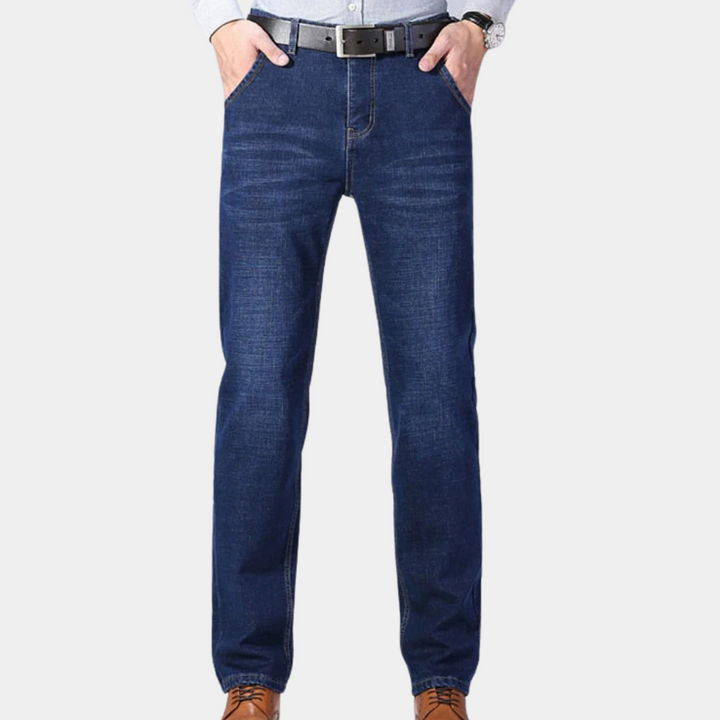 Blauwe herenjeans met rechte pijpen, gedragen met bruine schoenen en een zwarte riem. Ideaal voor casual en zakelijke outfits.