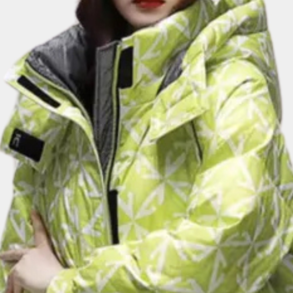 Limegroene winterjas met geometrisch patroon, capuchon en ritssluiting. Modieuze damesjas voor koude seizoenen. Winterkleding, trendy design.