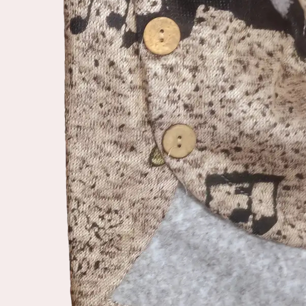 Close-up van een beige wollen jas met bruine knopen en zwart-wit patroon. Modieuze winterkleding, warme stof, stijlvolle knoopdetails.