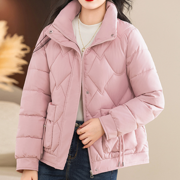 Vrouw in roze gewatteerde jas met rits en zakken, casual wintermode, trendy dameskleding, comfortabele en stijlvolle outfit voor koud weer.