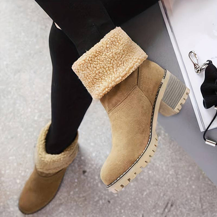 Camelkleurige dameslaars met hak, gevoerd met schapenvacht, perfect voor wintermode. Stijlvolle en warme enkellaars voor dagelijks gebruik.