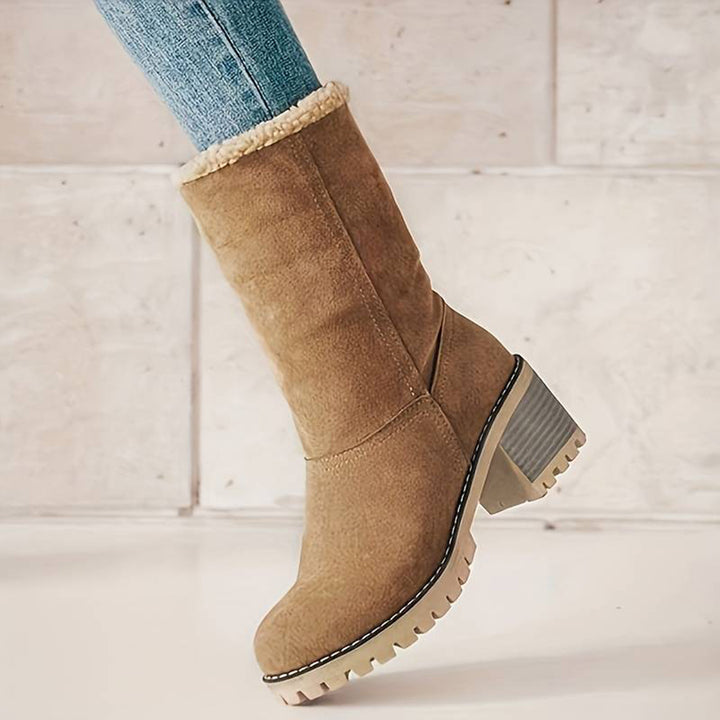 Bruine suède dameslaars met blokhak en warme voering, perfect voor wintermode. Stijlvolle en comfortabele laars voor dagelijks gebruik.