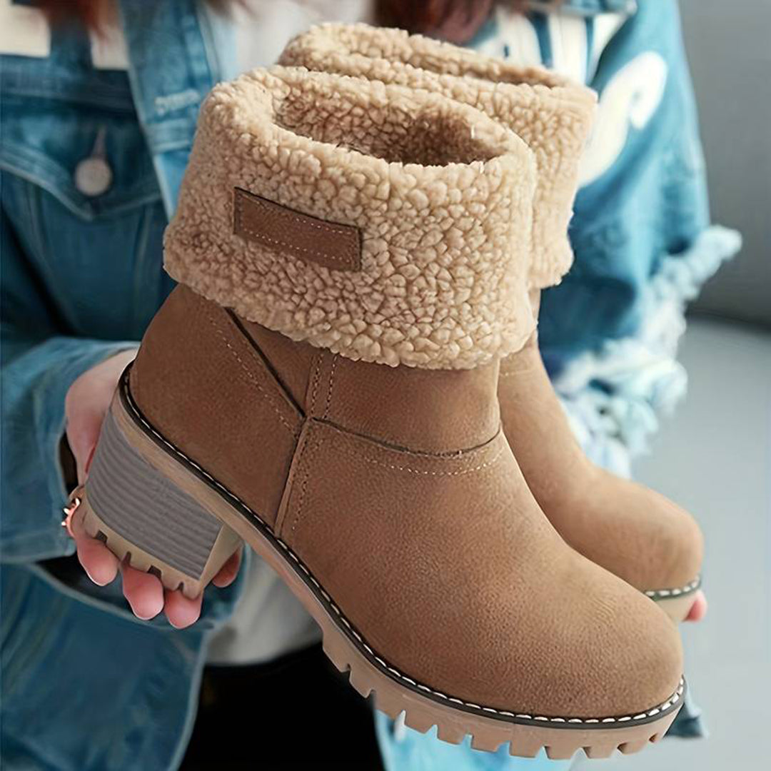 Camelkleurige dameslaarzen met dikke hak en warme voering, perfect voor wintermode. Stijlvolle en comfortabele schoenen voor koud weer.