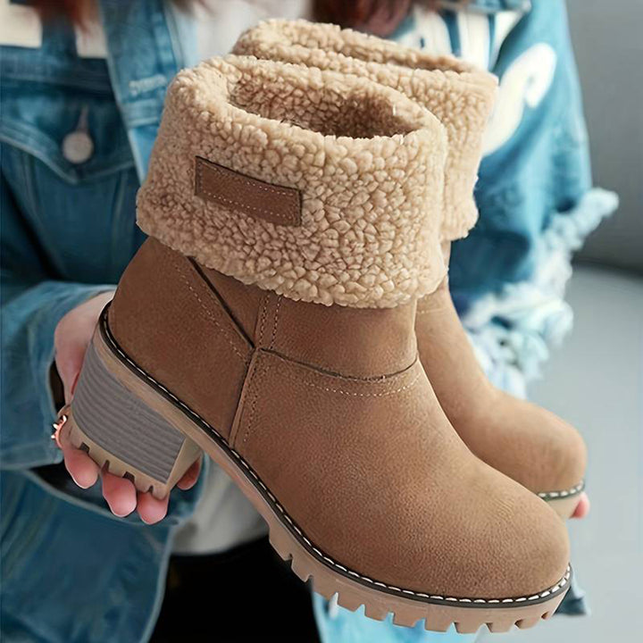 Camelkleurige dameslaarzen met dikke hak en warme voering, perfect voor wintermode. Stijlvolle en comfortabele schoenen voor koud weer.