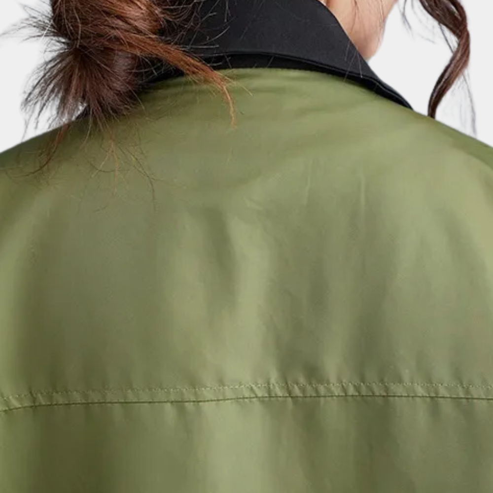 Groene jas met zwarte kraag, close-up van de achterkant. Modieuze dameskleding, herfstjas, casual stijl, hoogwaardige stof.