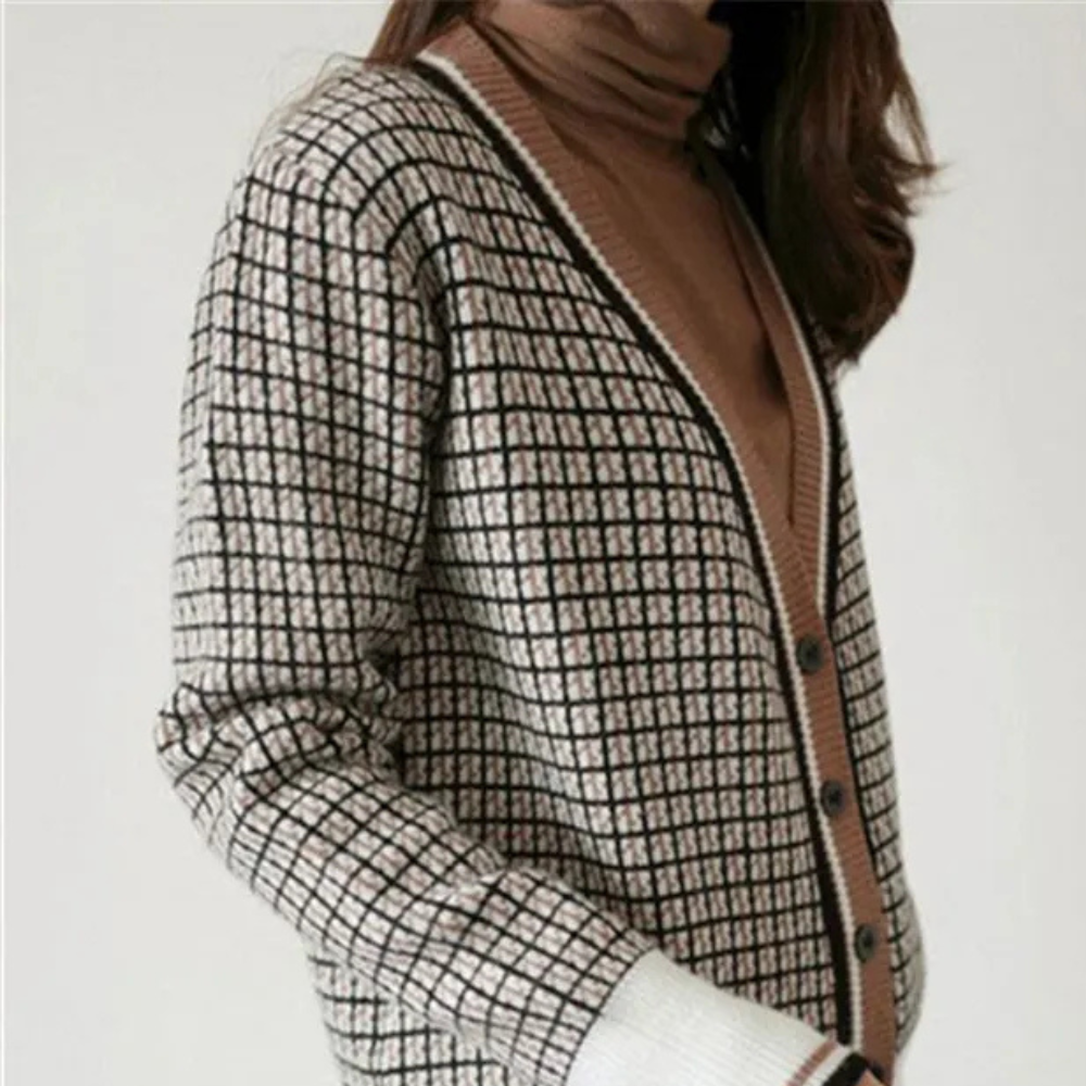 Dames geruite cardigan met V-hals en knopen, bruine coltrui, modieuze herfstkleding, stijlvolle damesmode, comfortabele en warme outfit.