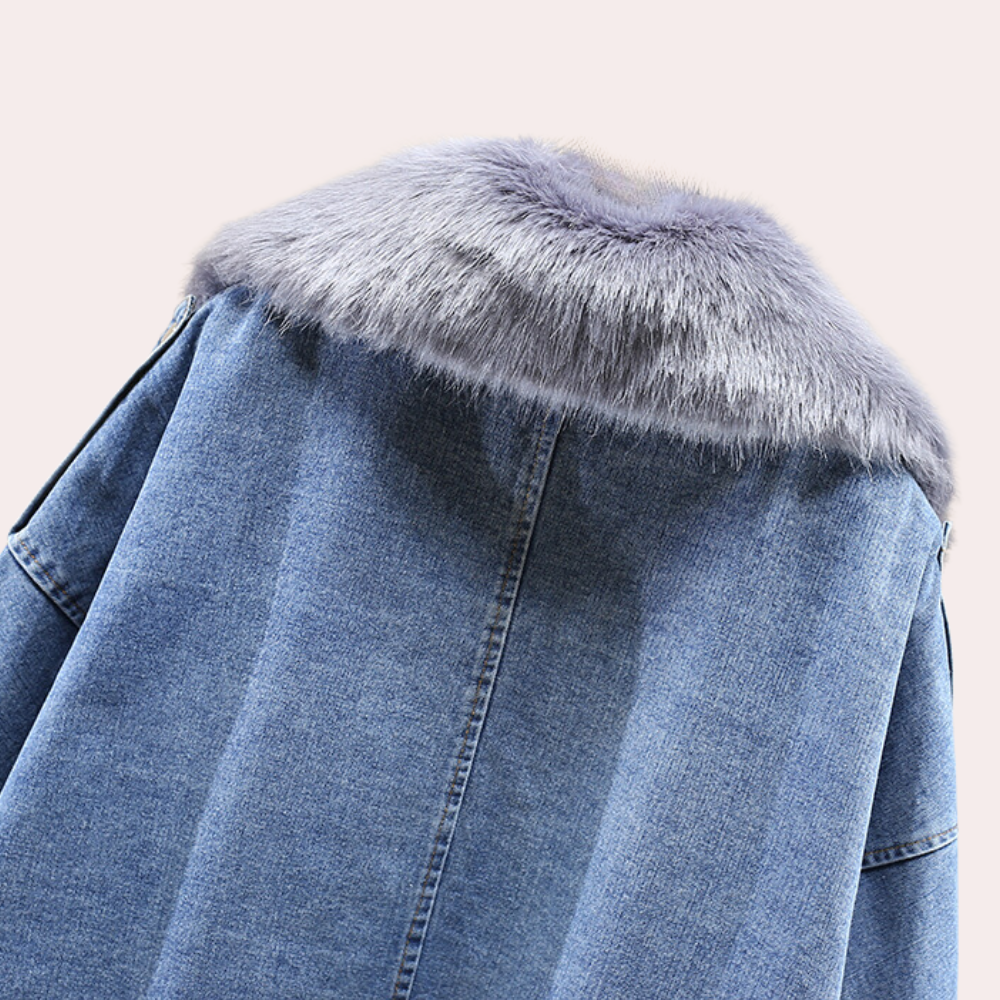 Blauwe denim jas met grijze bontkraag, modieuze winterjas, trendy dameskleding, warme en stijlvolle bovenkleding voor koude seizoenen.