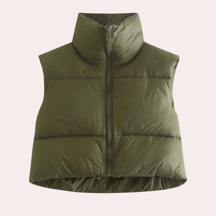 Olijfgroene gewatteerde bodywarmer met hoge kraag en ritssluiting, ideaal voor herfstmode en outdooractiviteiten. Comfortabel en stijlvol ontwerp.