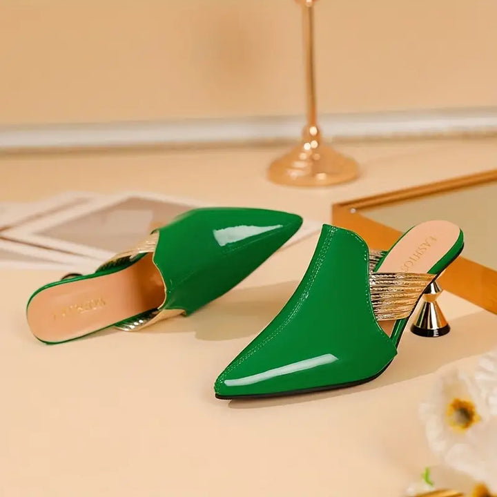 Groene leren muiltjes met puntige neus en unieke hak, stijlvolle damesmode, perfect voor lente- en zomerseizoen, trendy schoenenaccessoire.