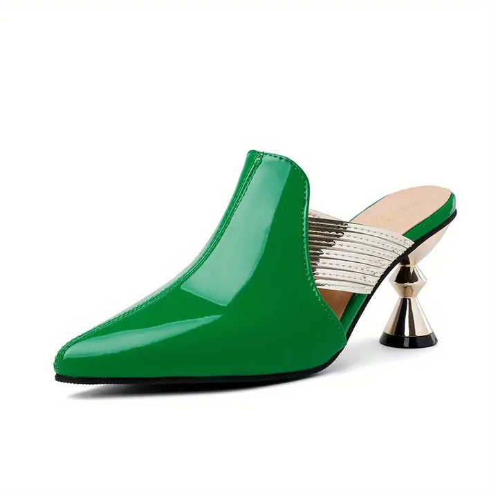 Groene leren damesschoen met puntige neus en unieke hak, stijlvolle muiltjes, modieuze schoenen, trendy design, comfortabele pasvorm.
