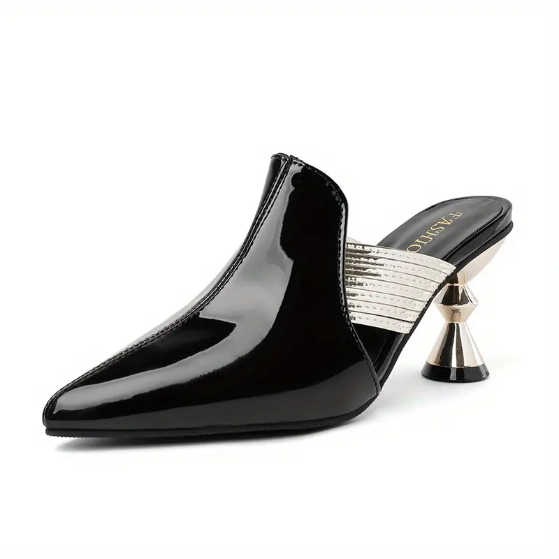 Zwarte lakleren muiltjes met puntige neus, zilveren hak en elastische band. Trendy damesmode, stijlvolle schoenen, elegante hakken.