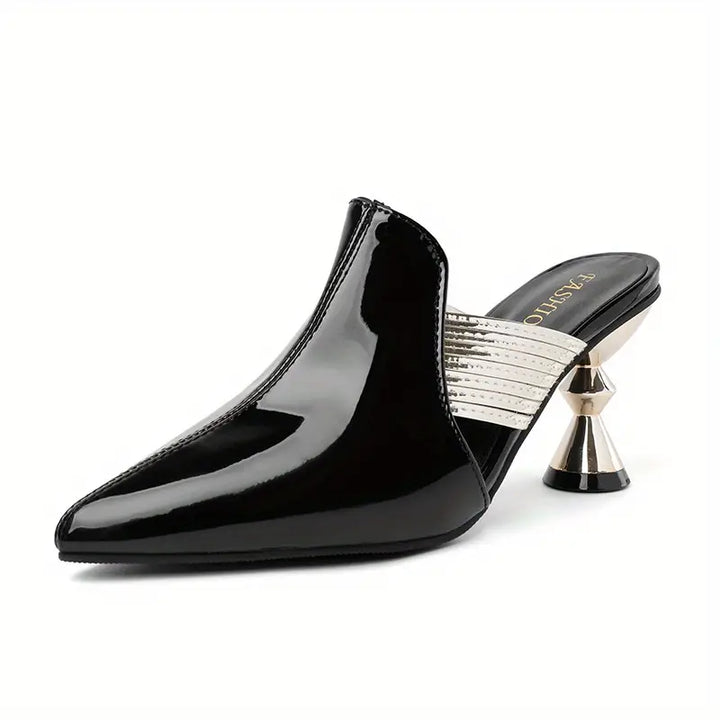 Zwarte lakleren muiltjes met puntige neus, zilveren hak en elastische band. Trendy damesmode, stijlvolle schoenen, elegante hakken.