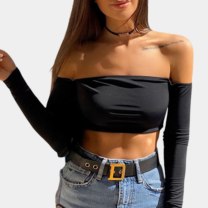 Elegante off-shoulder damestop in zwart, lange mouwen, gecombineerd met denim jeans. Trendy mode voor vrouwen, stijlvolle casual look.