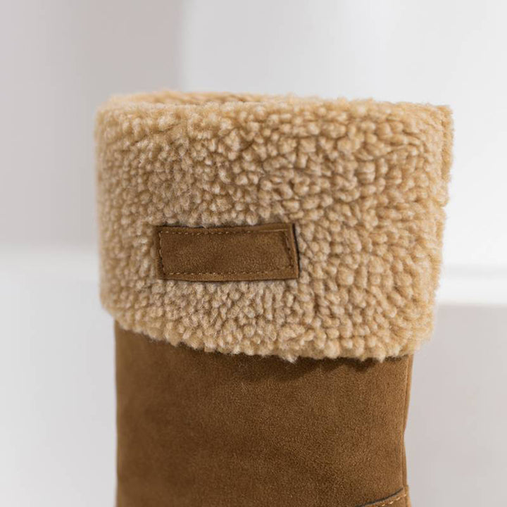 Bruine suède laars met beige schapenvacht voering, close-up. Warme winterlaars, stijlvol en comfortabel. Perfect voor koude seizoenen.