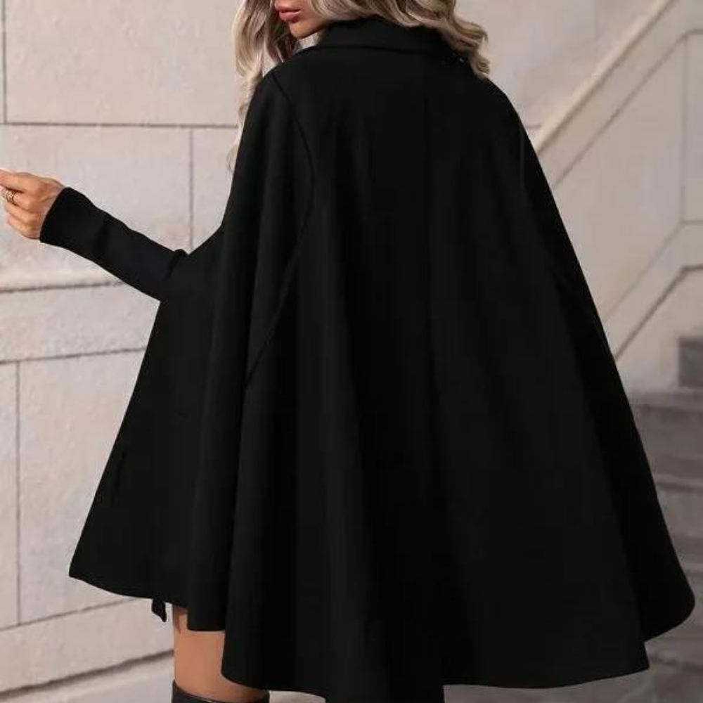 Elegante zwarte damescapejas, modieuze herfst- en winterkleding, comfortabele pasvorm, ideaal voor stijlvolle en warme outfits.