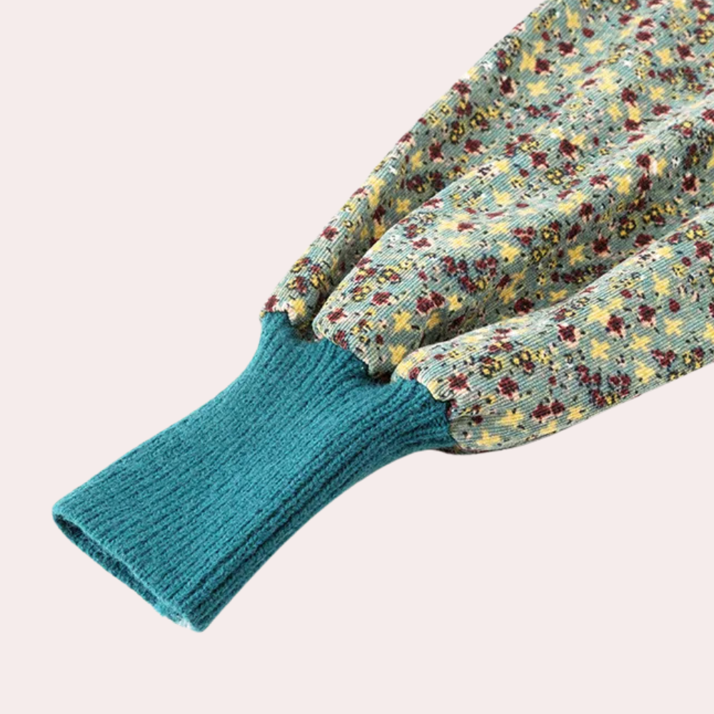 Groene gebreide trui met kleurrijk bloemenpatroon, lange mouw, comfortabele pasvorm, modieuze dameskleding, herfst- en wintermode.