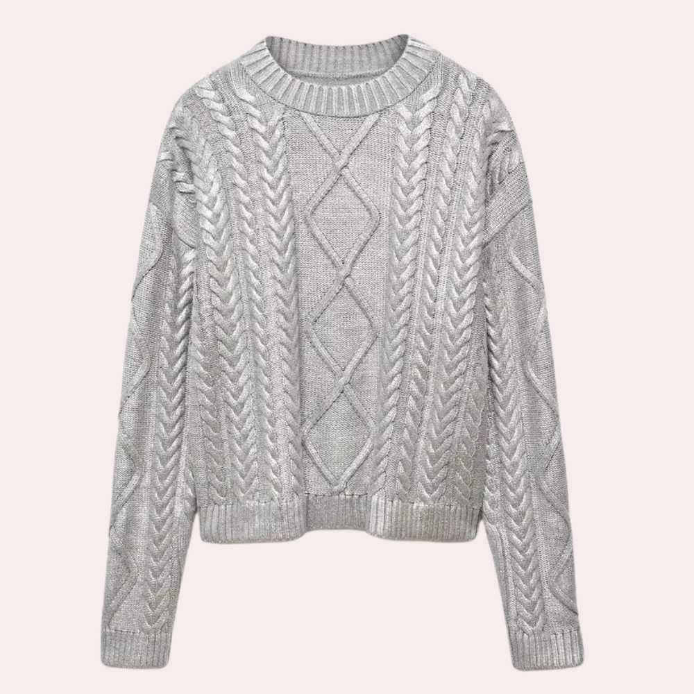 Grijze kabeltrui dames, gebreid patroon, ronde hals, lange mouwen, wintermode, warme kleding, stijlvolle casual outfit, trendy knitwear.