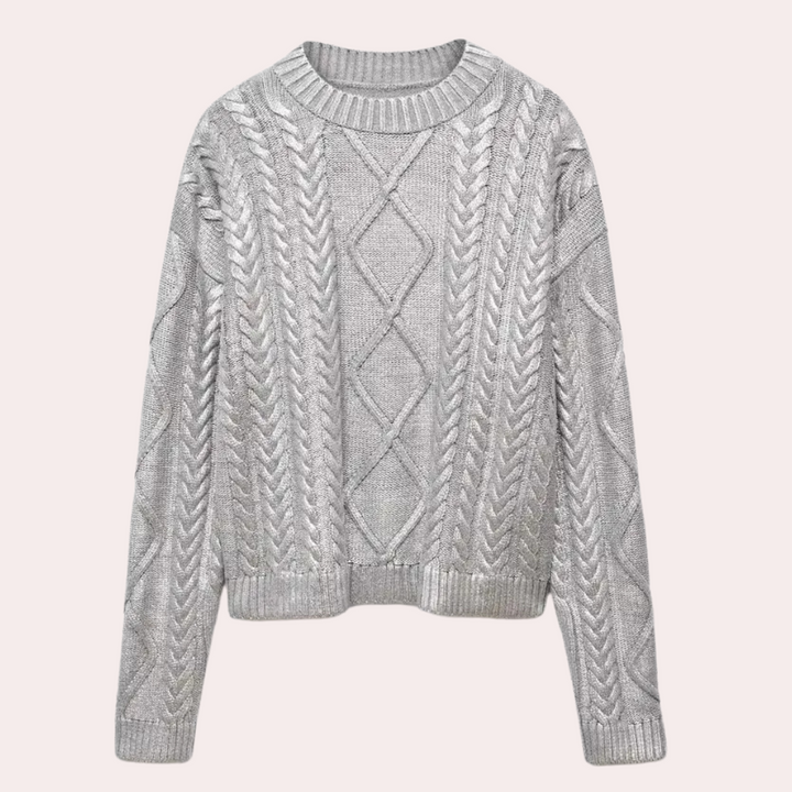 Grijze kabeltrui dames, gebreid patroon, ronde hals, lange mouwen, wintermode, warme kleding, stijlvolle casual outfit, trendy knitwear.