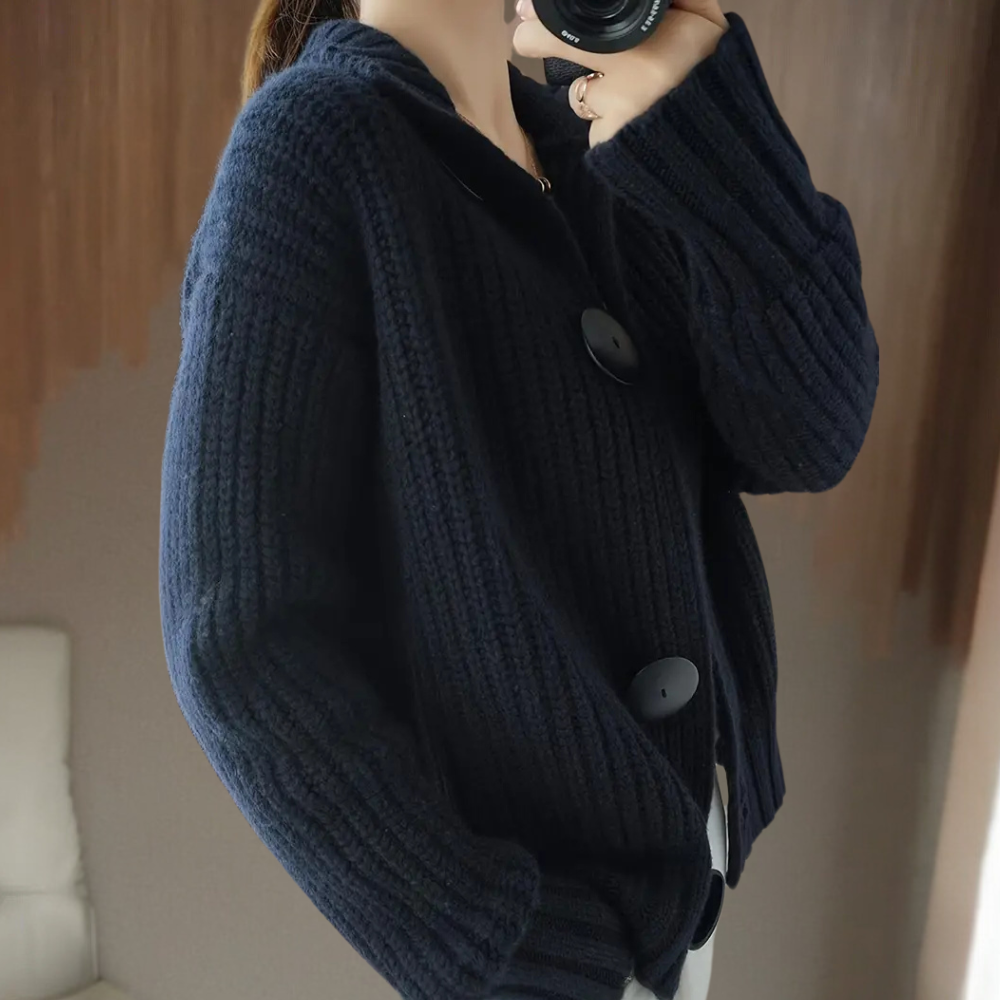 Donkerblauwe gebreide damestrui met grote knopen, modieuze herfstkleding, comfortabele en warme stijl, perfect voor casual outfits.