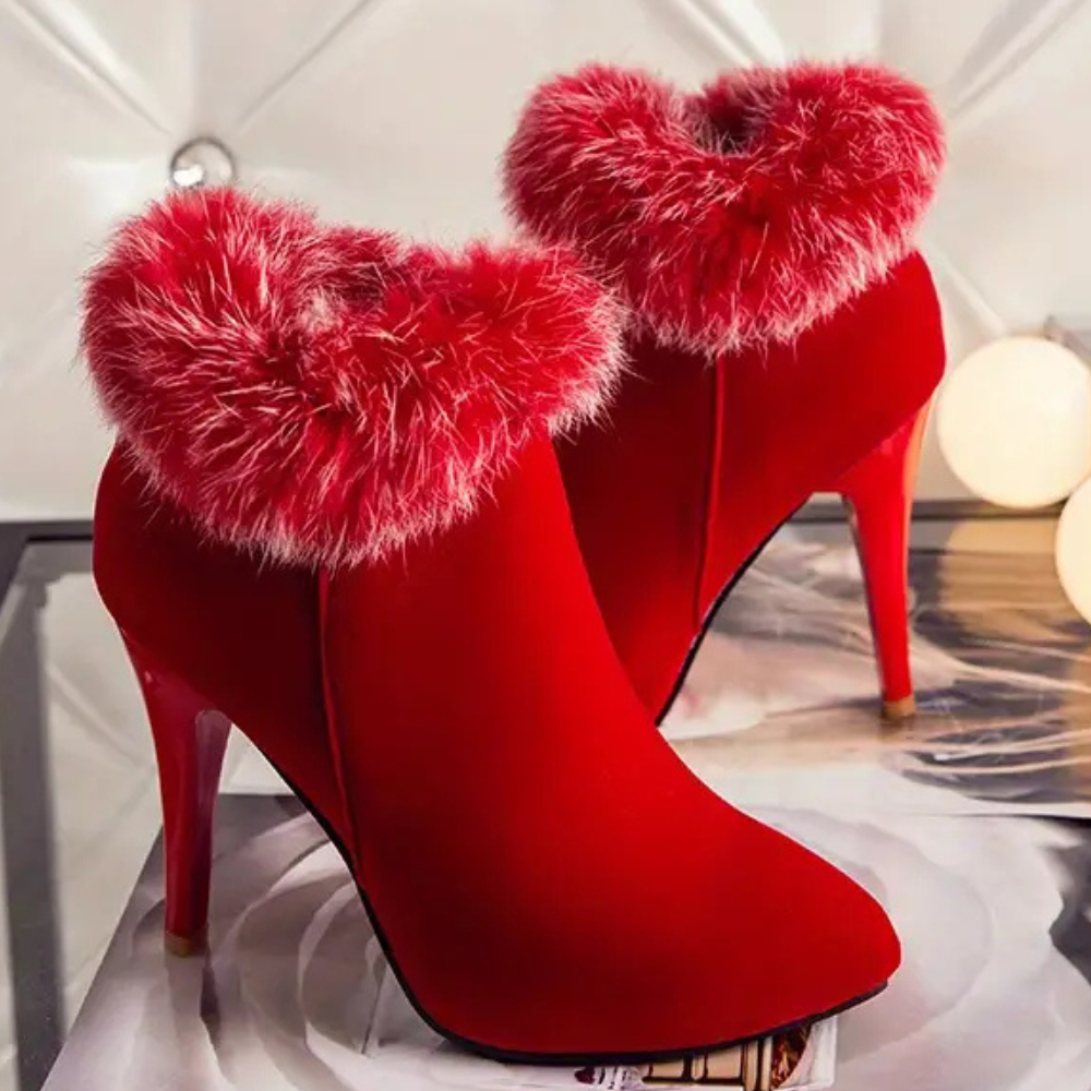 Rode dameslaarzen met hoge hakken en pluizige bontkraag, modieuze winterlaarzen, elegante schoenen voor feestjes en speciale gelegenheden.