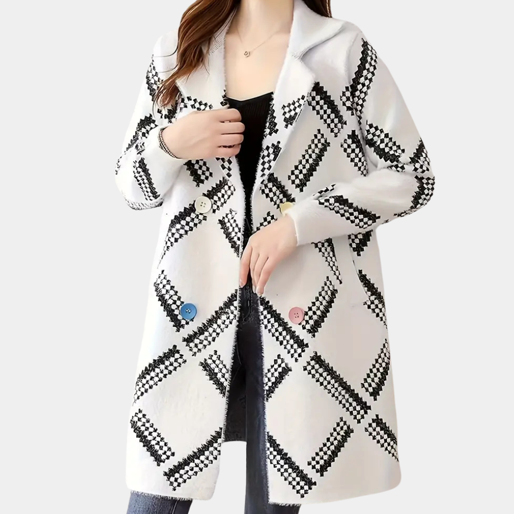 Witte damesjas met zwart ruitpatroon, lange mouwen en kleurrijke knopen. Modieuze winterkleding, ideaal voor casual en stijlvolle outfits.