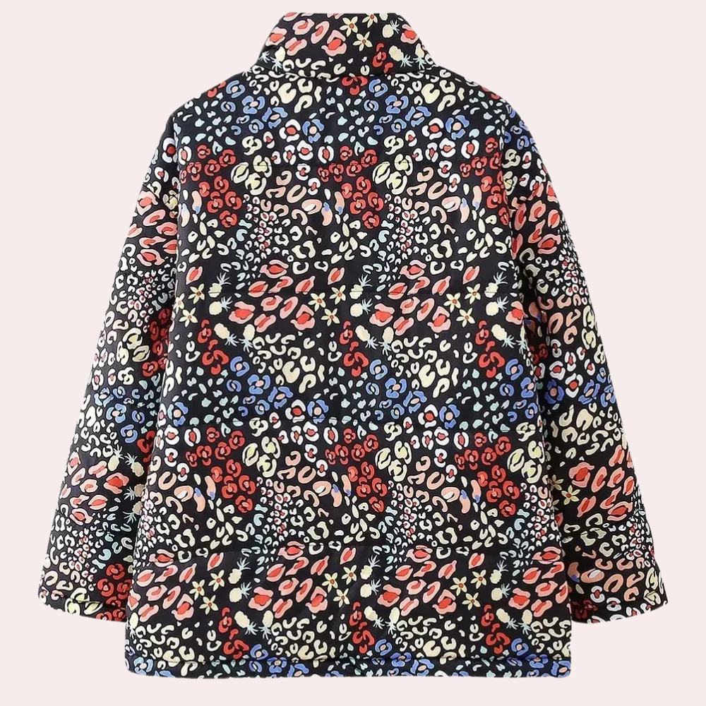 Kleurrijke damesjas met luipaardprint, lange mouwen en kraag, modieuze winterkleding, trendy design, zwart met rode, blauwe en gele accenten.
